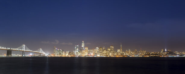 USA, Kalifornien, San Francisco, Golden Gate Bridge, Skyline bei Nacht, gesehen von Treasure Island - MKFF00359