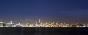 USA, Kalifornien, San Francisco, Golden Gate Bridge, Skyline bei Nacht, gesehen von Treasure Island - MKFF00359