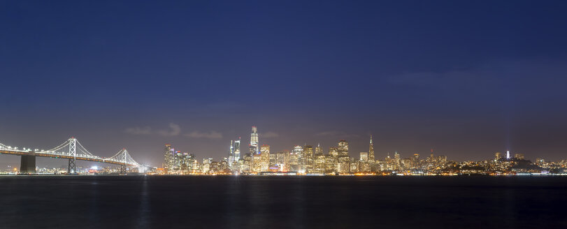 USA, Kalifornien, San Francisco, Golden Gate Bridge, Skyline bei Nacht, gesehen von Treasure Island - MKFF00359