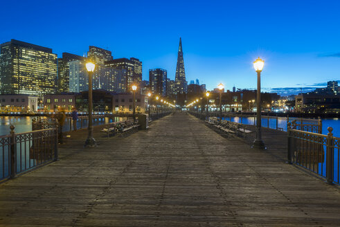 USA, Kalifornien, San Francisco, Pier 7 zur blauen Stunde - MKFF00361