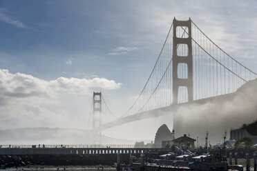 USA, Kalifornien, San Francisco, Golden Gate Bridge und Nebel, von der Horseshoe Bay aus gesehen - MKFF00363