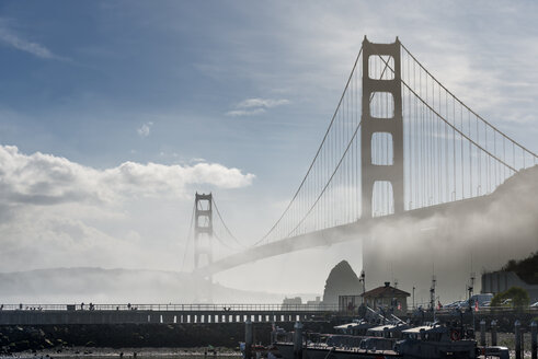 USA, Kalifornien, San Francisco, Golden Gate Bridge und Nebel, von der Horseshoe Bay aus gesehen - MKFF00363