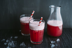 Getränk: Switchel, Getränk mit Ingwer, Apfelessig, Kokosnusswasser, Cranberrysaft, Zitrone, Crushed Ice, Honig - IPF00443