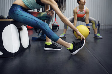 Low section of female athletes exercising in gym - CAVF45482