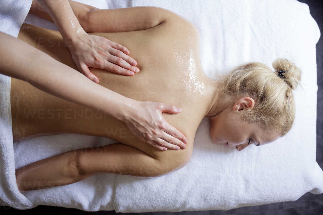 https://us.images.westend61.de/0000923929pw/overhead-view-of-woman-receiving-back-massage-from-therapist-in-spa-CAVF45588.jpg