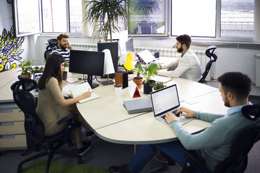 Geschäftsleute, die in einem kreativen Büro arbeiten - CAVF45631