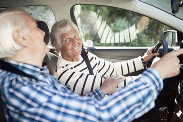 Active senior couple smiling in car - MASF06611