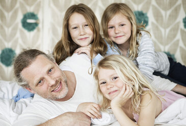 Familie im Bett - MASF06631