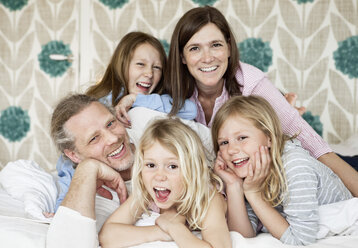 Familie im Bett - MASF06633