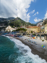 Italien, Kampanien, Sorrentinische Halbinsel, Amalfiküste, Amalfi mit Kathedrale - AMF05698