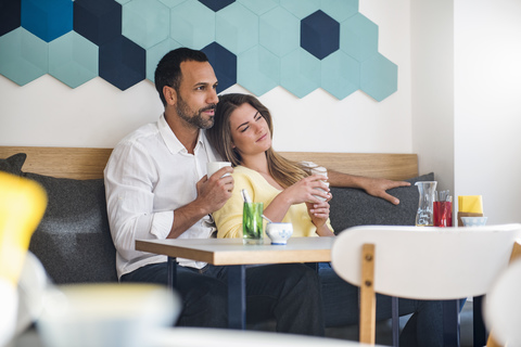 Verliebtes Paar trinkt Kaffee in einem Cafe, lizenzfreies Stockfoto