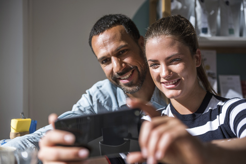 Glückliches Paar macht ein Selfie in einem Cafe, lizenzfreies Stockfoto