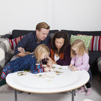 Familie mit zwei Kindern (2-4) beim Puzzlespiel - MASF06679