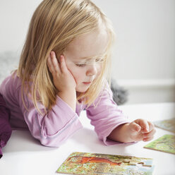 Girl playing with puzzle - MASF06682