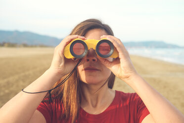 Frau mit Fernglas am Strand - RTBF01178