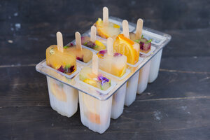 Hausgemachtes Orangen-Zitronen-Eis am Stiel mit essbaren Blüten - SKCF00442