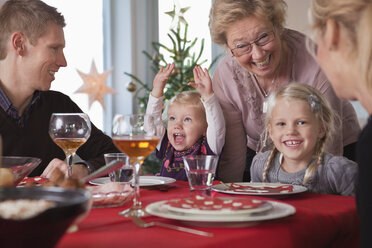 Glückliche Familie am Esstisch - MASF06729