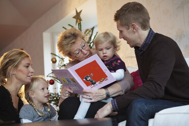 Familie liest ein Buch - MASF06735