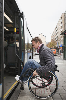 Mann im Rollstuhl rollt im Bus - MASF06760