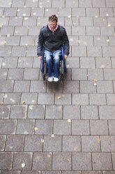Mann im Rollstuhl unterwegs - MASF06763