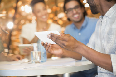 Geschäftsleute verwenden digitale Tabletts in Meetings - HOXF03393