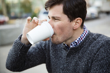 Mann genießt ein Getränk in einem Straßencafé - CAVF45719