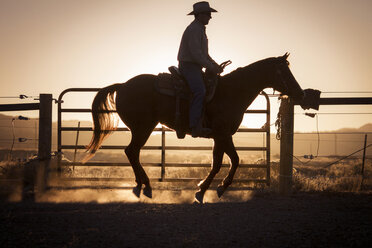 Silhouette Mann reitet Pferd in Bauernhof - CAVF45727