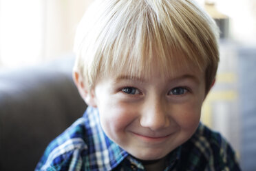 Porträt eines lächelnden Jungen zu Hause - CAVF45764