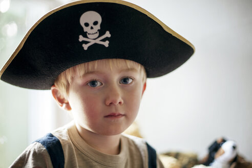 Porträt eines Jungen mit Piratenhut, der zu Hause sitzt - CAVF45766