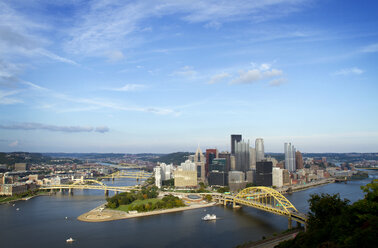 Hohe Winkel Ansicht der Brücken über den Fluss in Pittsburgh Stadt gegen blauen Himmel - CAVF45826