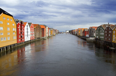 Der Fluss Nidelva inmitten von Häusern bei bewölktem Himmel - CAVF45828