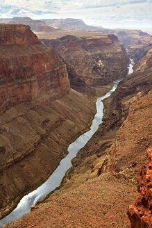 Blick von oben auf den Colorado River inmitten von Felsformationen - CAVF45835