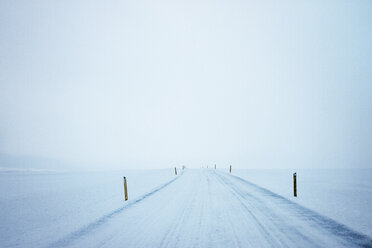 Schneebedeckte Straße gegen den Himmel - CAVF45843