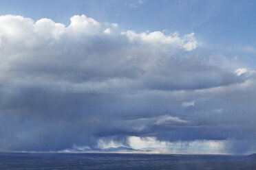 Blick auf das Meer vor bewölktem Himmel - CAVF45852