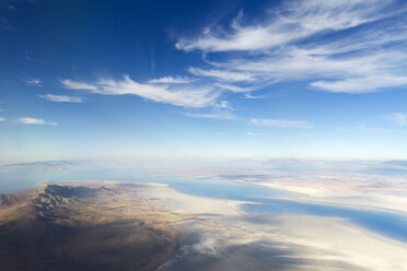 Luftaufnahme von Land inmitten des Meeres vor blauem Himmel - CAVF45860