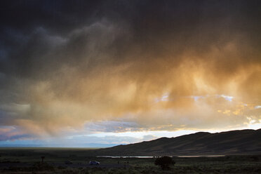 Wolkenlandschaft über dem Land bei Sonnenuntergang - CAVF45876