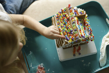 Hohe Winkel Ansicht von Mädchen dekorieren Spielzeug Haus zu Hause - CAVF45927
