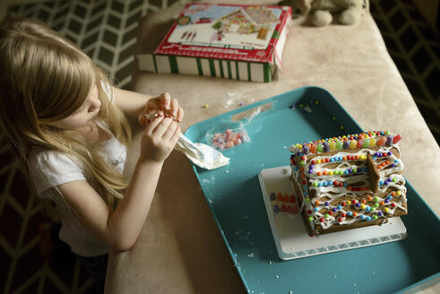 Hohe Winkel Ansicht von Mädchen dekorieren Spielzeug Haus - CAVF45929