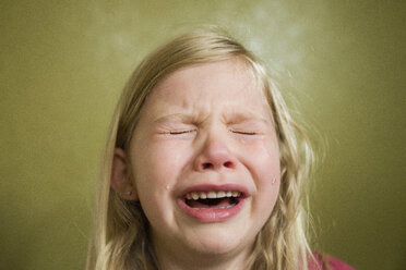 Trauriges Mädchen weint zu Hause - CAVF45931