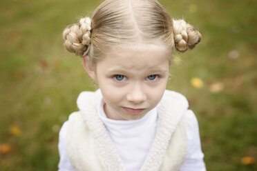 Porträt eines Mädchens im Hinterhof stehend - CAVF45946