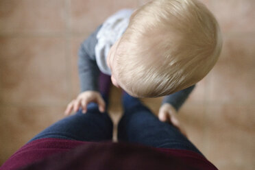 Draufsicht auf einen Jungen, der mit seiner Mutter zu Hause steht - CAVF45970