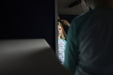 Mutter kämmt die Haare ihrer Tochter, die sich im Spiegel zu Hause spiegelt - CAVF46025