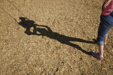 Niedriger Ausschnitt eines Mädchens, das an einem sonnigen Tag auf einem Feld steht - CAVF46063