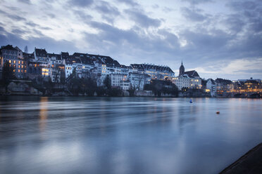 Rhein in Basel, Schweiz in der Abenddämmerung - CAVF46081