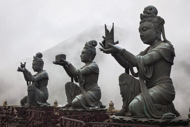 Buddha-Statuen vor Berg - CAVF46082