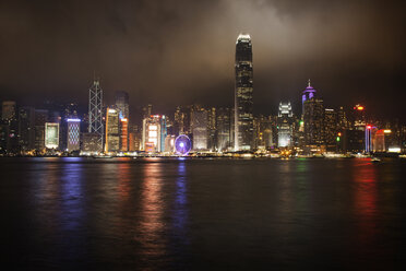 Beleuchtete Skyline von Hongkong an der Bucht von Kowloon bei Nacht - CAVF46083