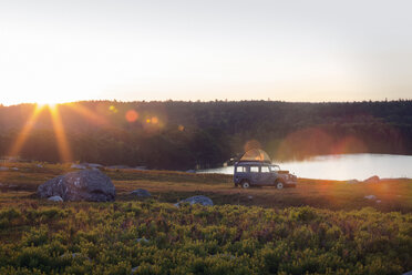 Zelt auf dem Autodach am See bei Sonnenuntergang - CAVF46117