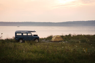 Auto und Zelt am See bei Sonnenaufgang - CAVF46119