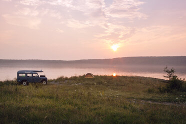 Auto am See bei Sonnenuntergang - CAVF46120