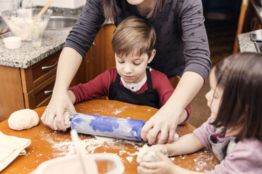 Mutter und Kinder kochen gemeinsam in der Küche - CAVF46123